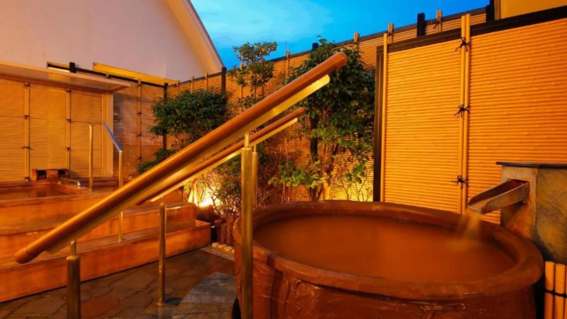 Staying in Arima Onsen: 2 Four-Star Hotels Compared