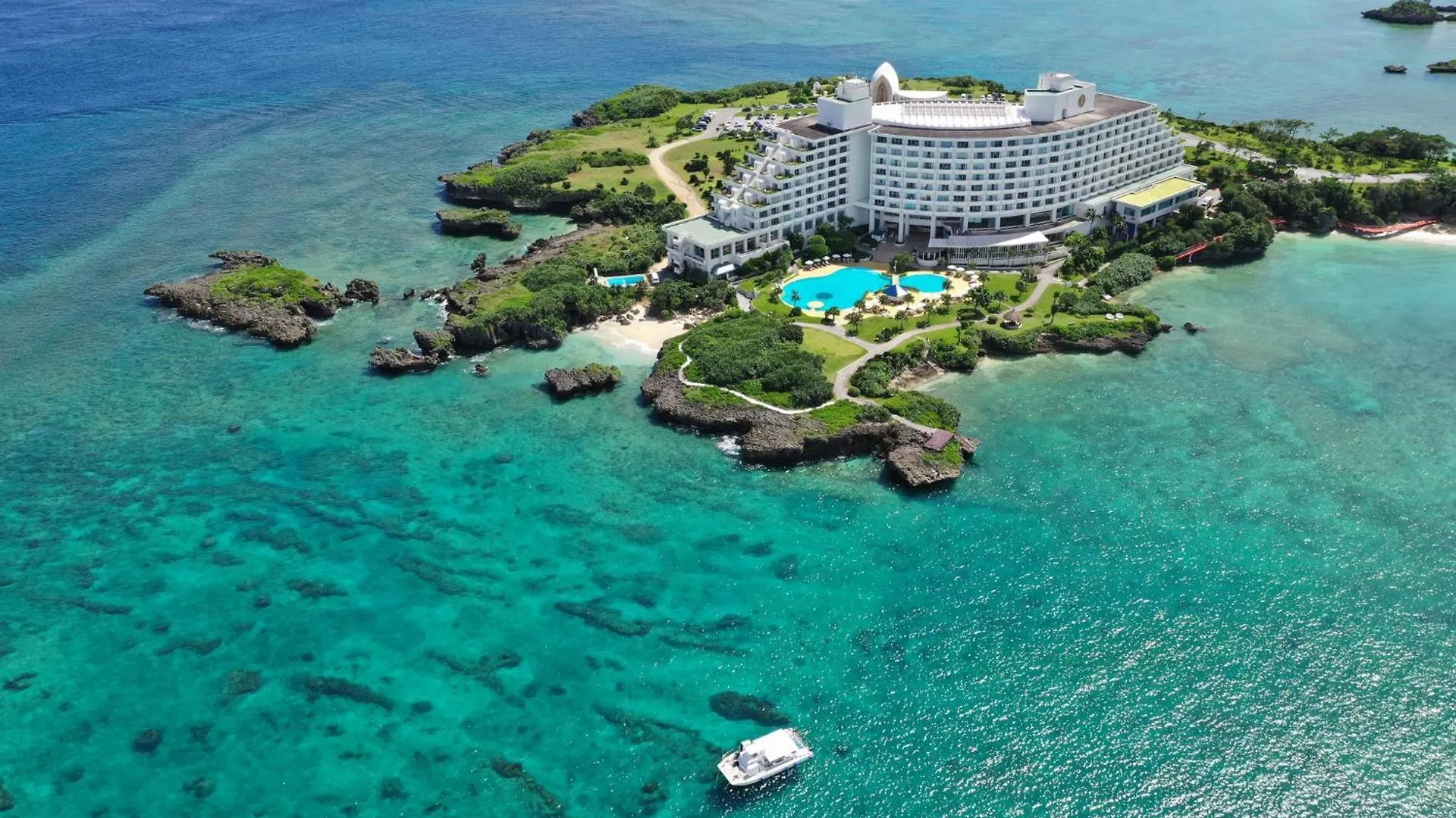 Where to Stay Near Cape Manza: 6 Best Beach Hotels